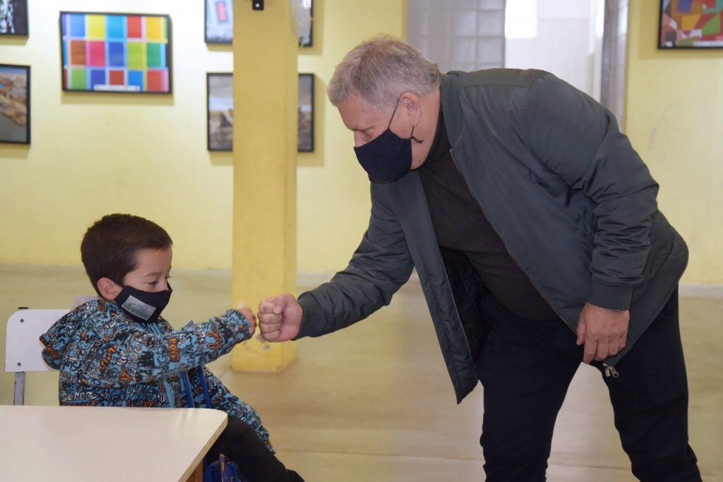 itendente con alumno en Arroyito