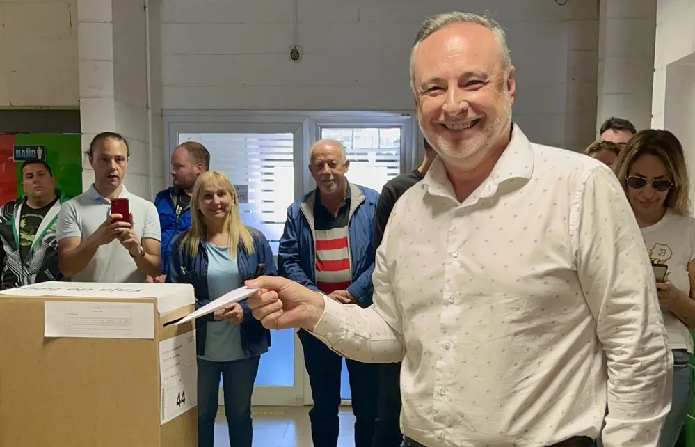 REGION OBJETIVO FOTO ACCASTELLO VOTANDO TWITTER