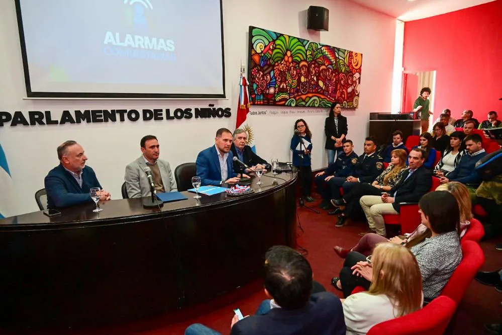 REGION OBJETIVO FOTO VILLA MARIA Entrega pulsadores Alarmas Comunitarias