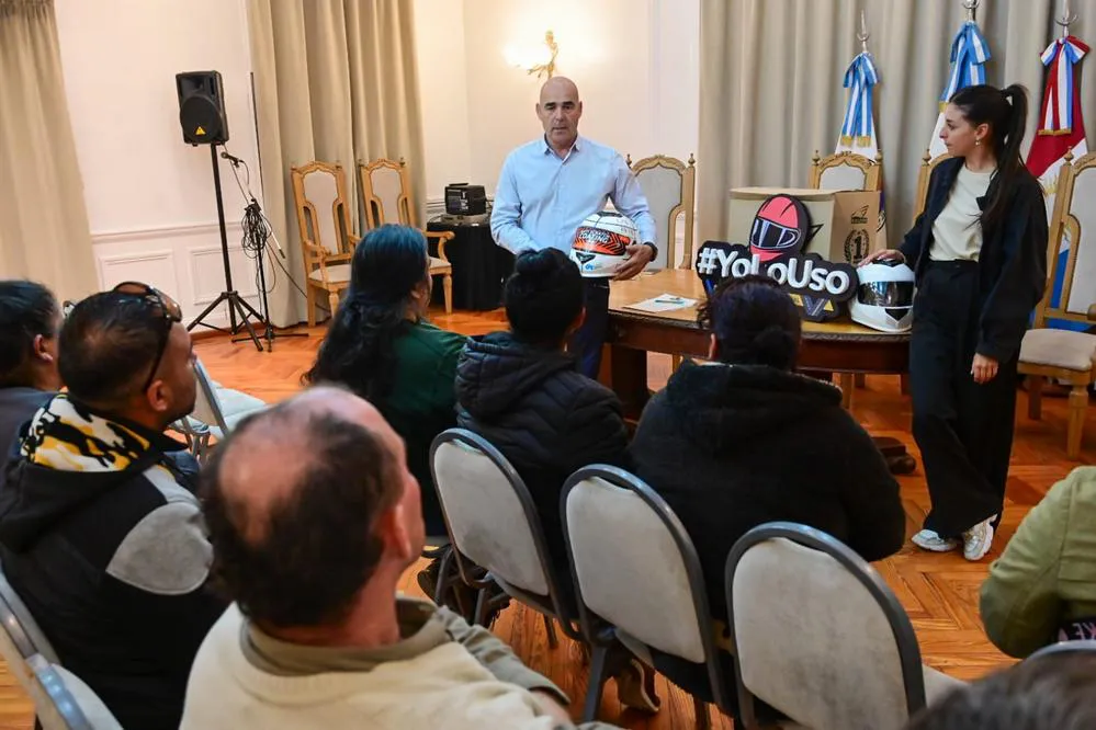 REGION OBJETIVO FOTO VILLA MARIA Entrega de Cascos a Cooperativa 03