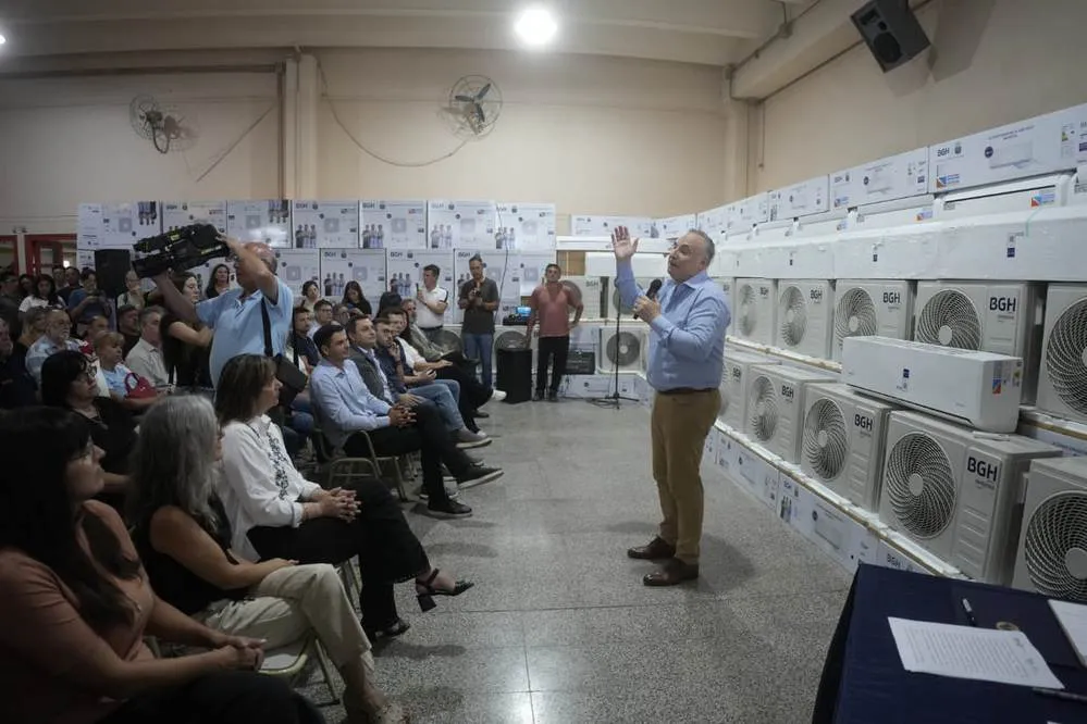 REGION OBJETIVO FOTO VILLA MARIA ENTREGA AIRE ACONDICIONADO