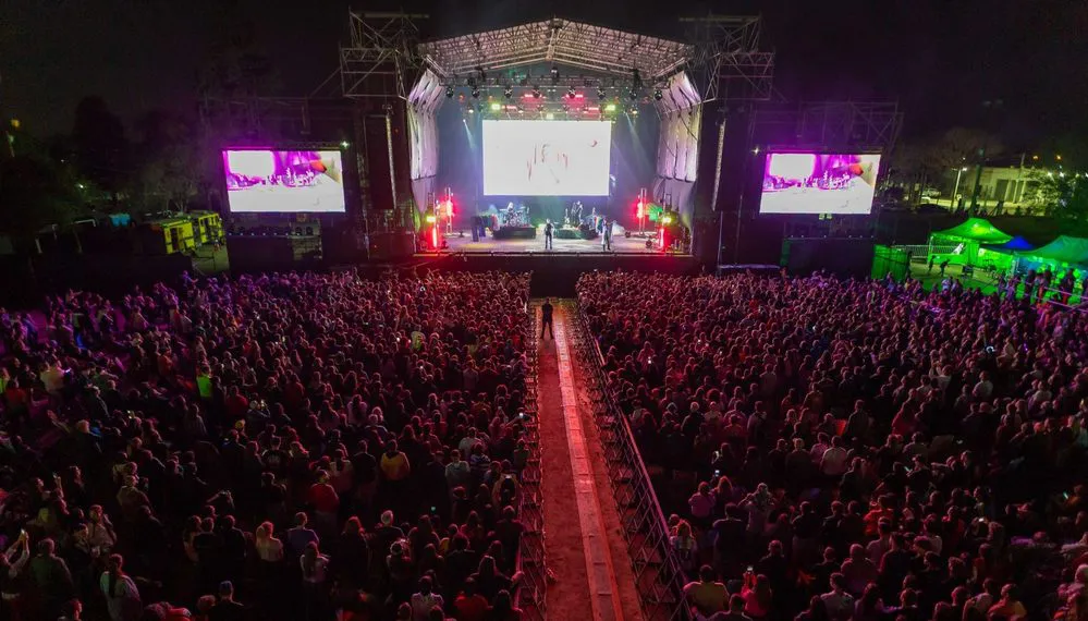 REGION OBJETIVO FOTO BELL VILLE FIESTA DE LA PELOTA ESCENARIO