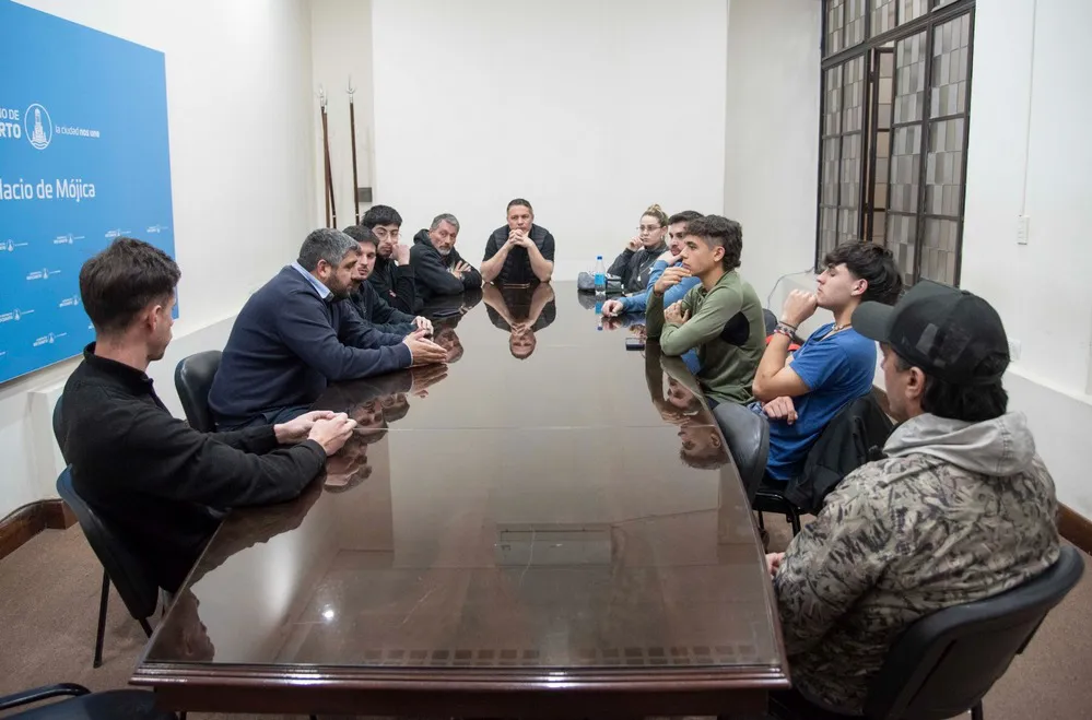 REGION OBJETIVO FOTO RIO CUARTO REUNION ESTUDIANTES NOCHE