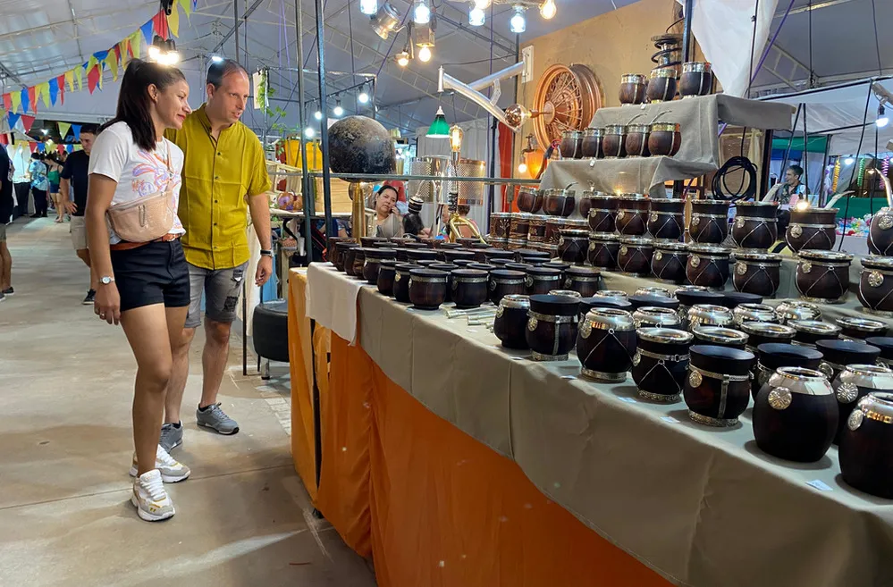 REGION OBJETIVO FOTO VILLA CARLOS PAZ FERIA ARTESANOS 2