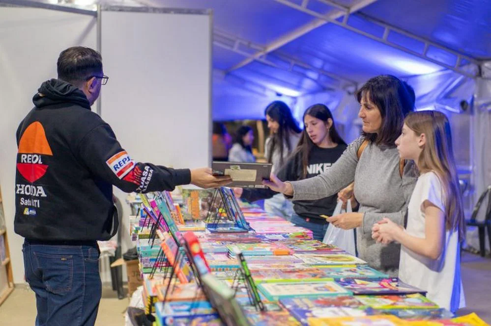 REGION OBJETIVO FOTO ARROYITO FERIA DEL LIBRO PLAZA