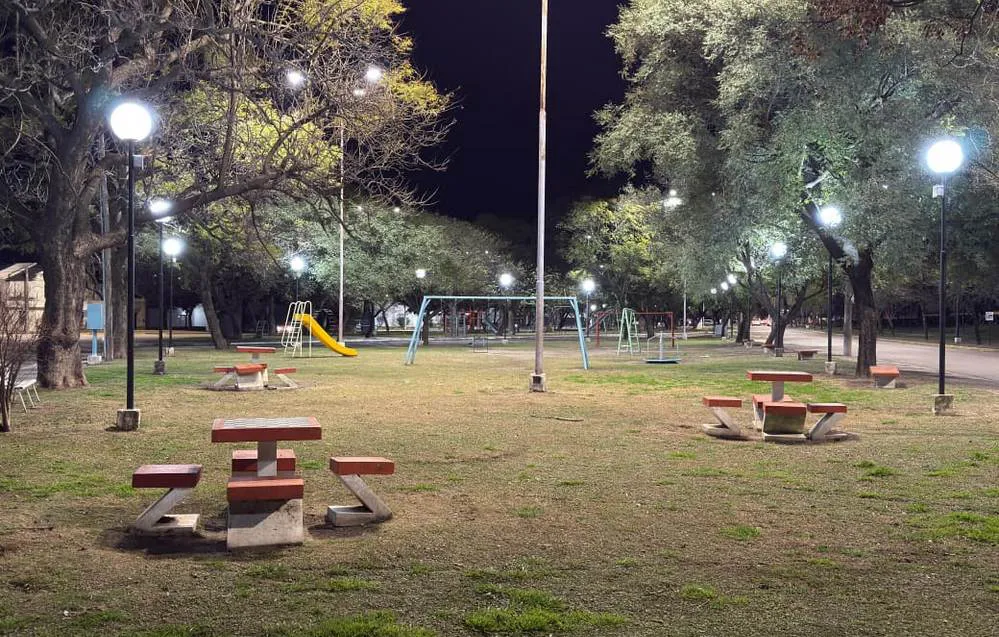 REGION OBJETIVO FOTO VILLA MARIA LUCES LED ESPACIO VERDE