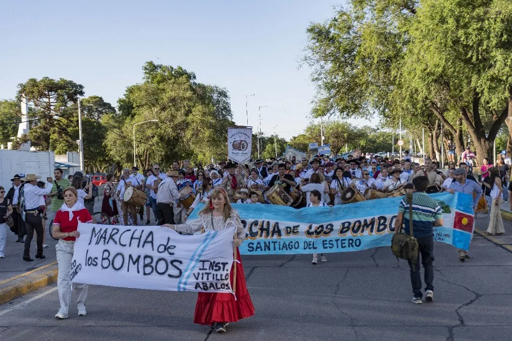 REGION OBJETIVO FOTO RIO CUARTO Día de la Ciudad - Marcha de los Bombos (4)